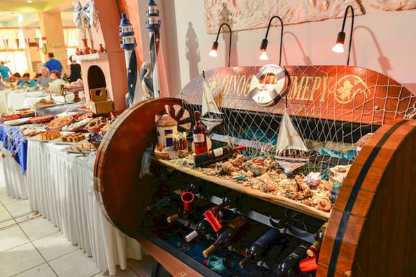 Buffet im Irene Palace Beach Resort mit verschiedenen Speisen und maritimem Dekor.