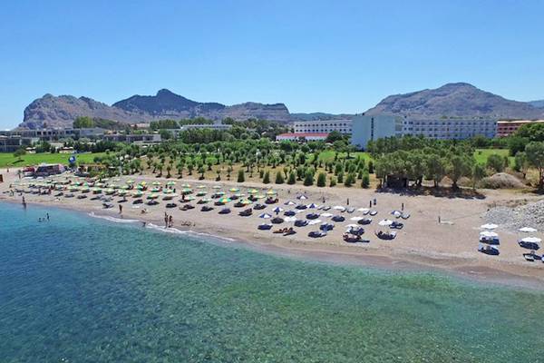 Luftaufnahme des Irene Palace Beach Resorts mit vielen Sonnenschirmen und Liegen am Strand