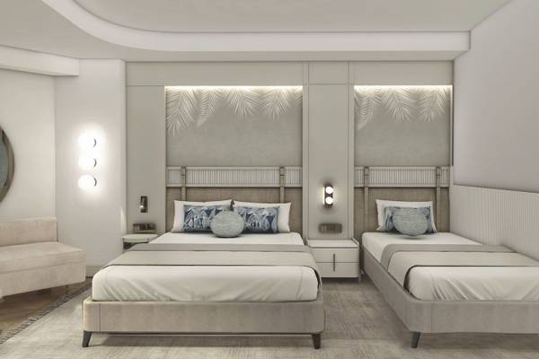 Doppelbett-Zimmer im Delphin Palace Hotel mit weißen Wänden, grauen Betten und Palmblattmustern.