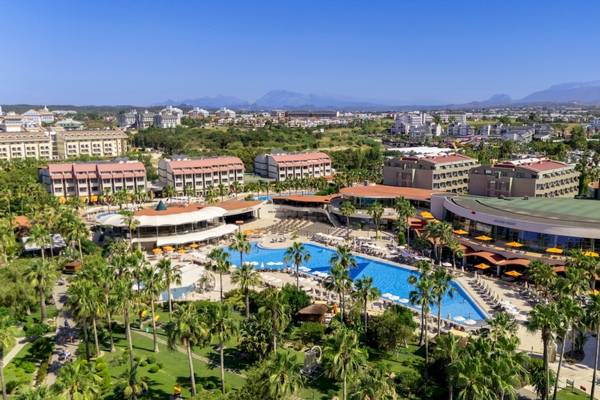 Luftaufnahme des VONRESORT Golden Coast Hotels mit Swimmingpool und Gebäuden