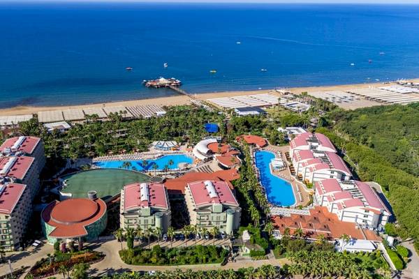 Luftaufnahme des VONRESORT Golden Coast mit Hotelgebäuden, Swimmingpools und einer langen Strandlinie.