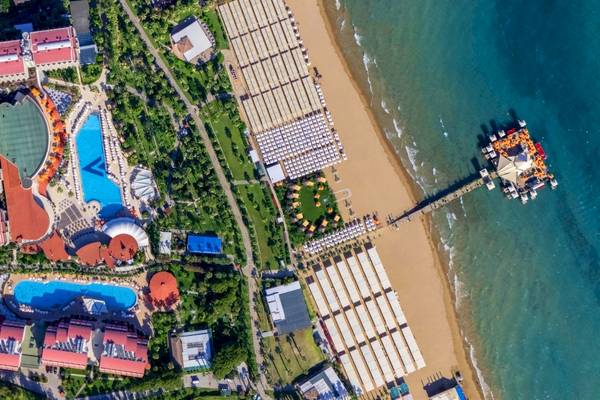 Luftaufnahme des VONRESORT Golden Coast mit Pools, Gebäuden und Strand