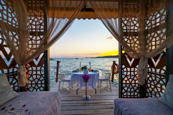 Dinnertisch auf der Terrasse des VONRESORT Golden Coast während des Sonnenuntergangs