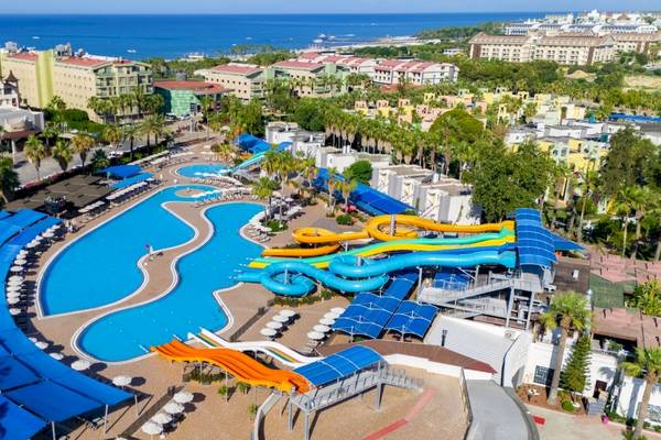 Luftaufnahme des VONRESORT Golden Coast mit Swimmingpools und Wasserrutschen