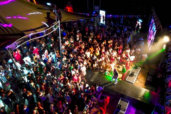 Foto eines vonresort golden coast nachtclub events mit vielen tanzenden leuten und bunten lichtern