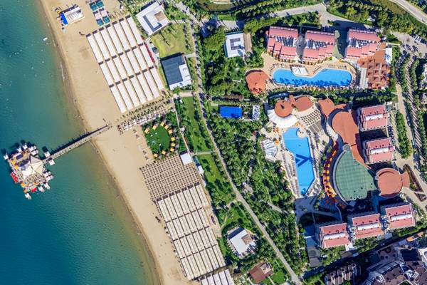 Luftaufnahme des VONRESORT Golden Coast mit Strand, Pools und Gebäuden.