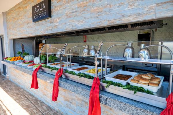 Buffet-Tisch im Aqua Food Corner mit verschiedenen Speisen und Salaten.
