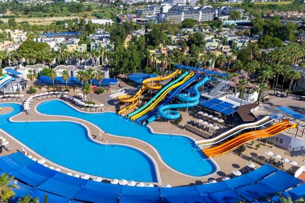 Luftaufnahme des Wasserparks im VONRESORT Golden Coast mit mehreren Rutschen und Swimmingpools.