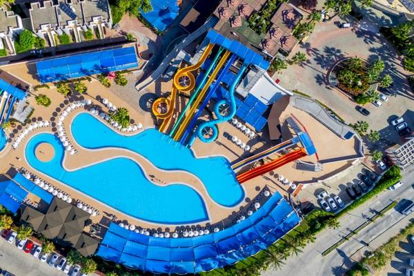 Luftaufnahme des Wasserparks im VONRESORT Golden Coast mit mehreren Rutschen und einem großen Schwimmbecken.