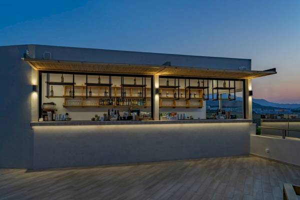 Georgioupolis Resort Aquapark & SPA Hotel Dachterrasse Bar bei Nacht