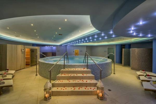 Wellnessbereich im Georgioupolis Resort Aquapark & SPA mit einem großen Whirlpool und Liegebereich.