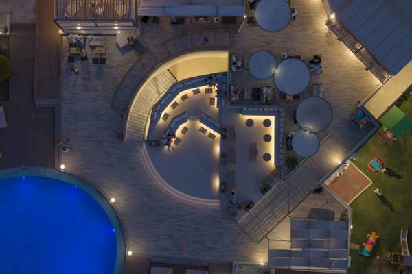 Luftbild des Georgioupolis Resort Aquapark & SPA bei Nacht mit beleuchteten Bereichen und Swimmingpool.