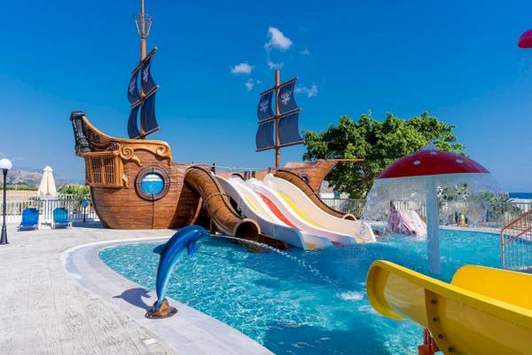 Wasserrutschen und Delfin-Brunnen im Georgioupolis Resort Aquapark & SPA