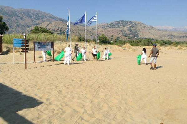 Menschen bei einer Sauberkeitsaktion auf dem Strand des Georgioupolis Resort Aquapark & SPA