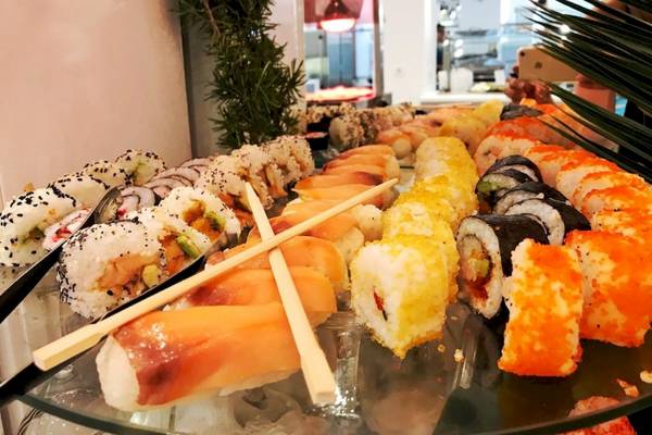 Buffet mit verschiedenen Sushi-Rollen im Georgioupolis Resort Aquapark & SPA