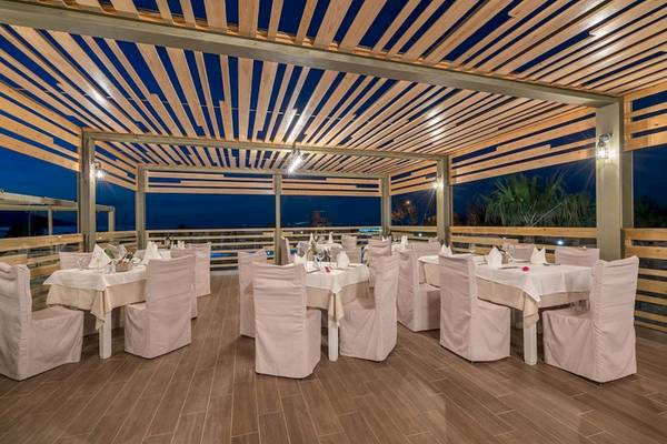 Uberdachtes Terrassenrestaurant im Georgioupolis Resort Aquapark & SPA