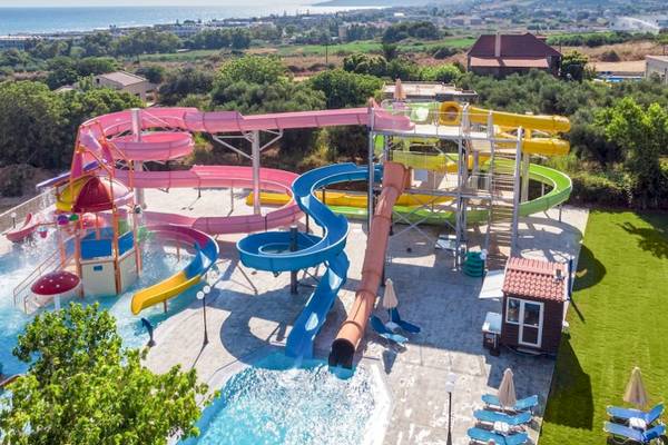 Georgioupolis Resort Aquapark & SPA mit verschiedenen farbigen Wasserrutschen und einem Pool.