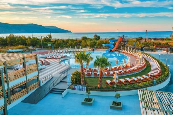 Luftaufnahme des Georgioupolis Resort Aquapark & SPA mit drei Swimmingpools und Palmen