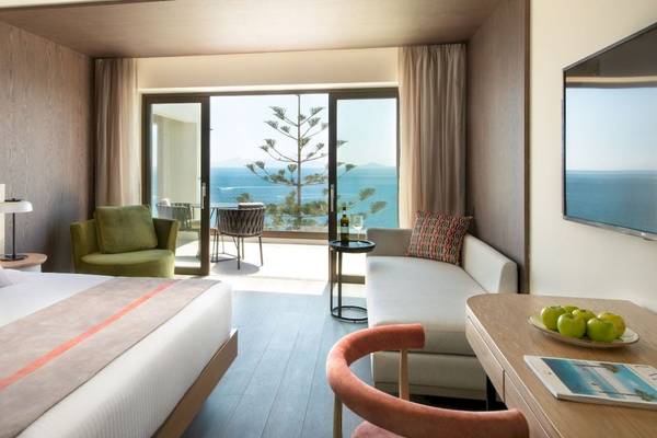 Innenansicht eines Hotelzimmers im Mitsis Summer Palace mit Blick auf das Meer.