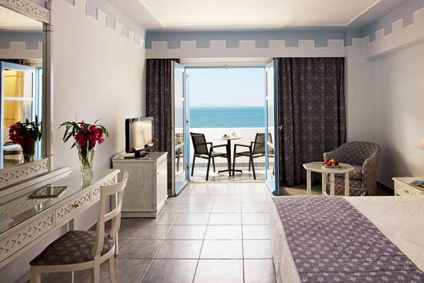 Zimmer im Mitsis Summer Palace mit Meerblick und Balkon.
