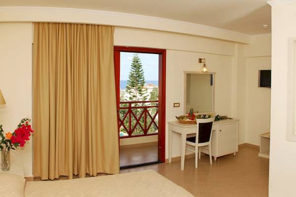 Hotelzimmer mit Balkon und Meerblick im Cactus Village Hotel & Bungalows.