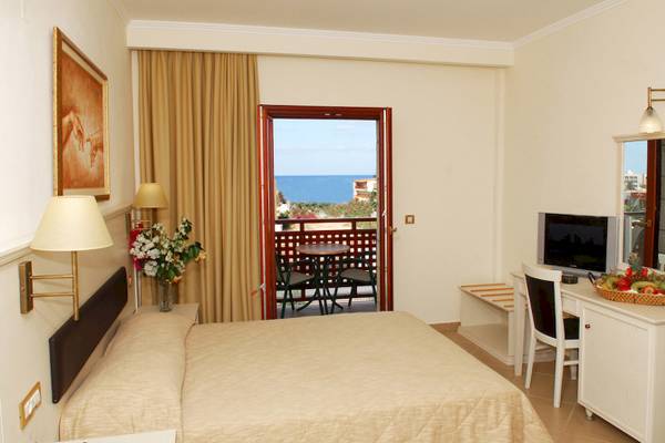 Doppelzimmer im Cactus Village Hotel & Bungalows mit Blick auf das Meer und Balkon.