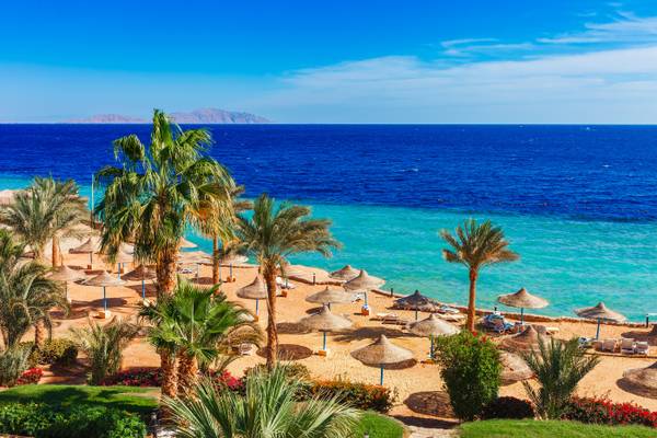 Hotelstrand in Hurghada mit blauem Meer