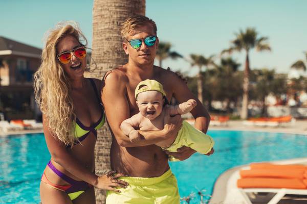 Familie am Pool Tuerkei
