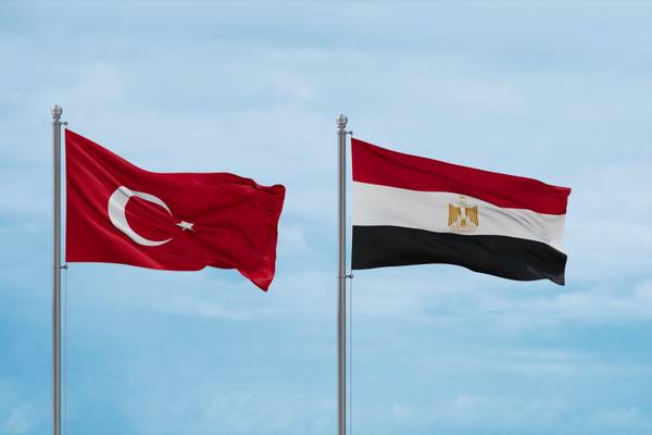 Flaggen der Türkei und Ägypten
