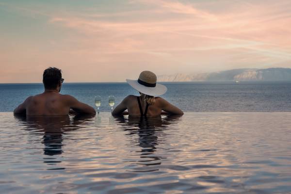 Paar im Pool im Adults-Only-Hotel in Griechenland