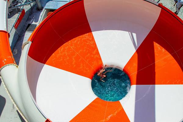 Wasserrutsche im Sun Palace Hotel mit einer Person im blauen Wasser