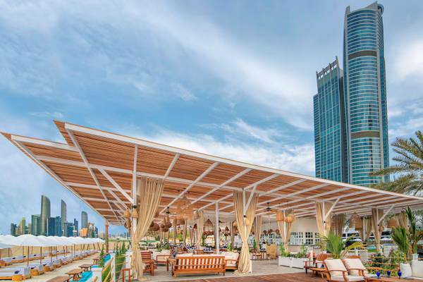 Radisson Blu Hotel & Resort, Abu Dhabi Corniche, Außenterrasse mit Sonnenschirmen und Loungemöbeln
