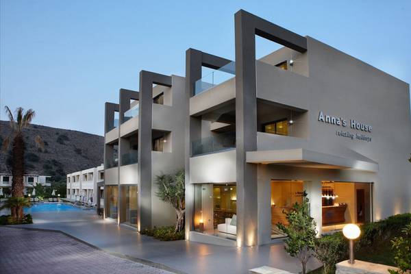 Annas House Relaxing Holidays Hotel Frontseite bei Nacht mit Beleuchtung und Swimmingpool