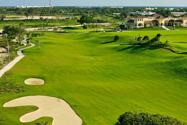 Luftaufnahme des Golfplatzes vor dem Hotel JOIA Bávaro by Iberostar