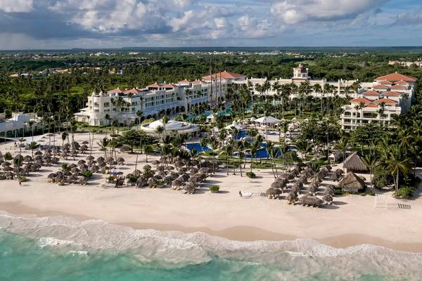 Luftaufnahme des JOIA Bávaro by Iberostar Resorts mit Gebäuden, Pools und Strand.