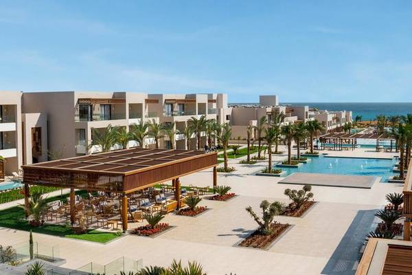 Außenbereich des Jaz Elite Amara Hotels mit Swimmingpool und Sonnenliegen