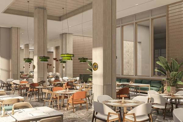 Innenansicht des Jaz Elite Amara Restaurants mit Tischen, Stühlen und Pflanzen.