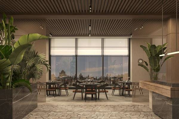 Innenansicht des Restaurants im Jaz Elite Amara Hotel mit Tischen, Stühlen und Pflanzen.