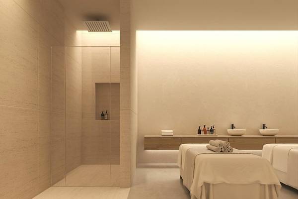 Massageraum im Jaz Elite Amara Hotel mit zwei Massagebetten, Dusche und Waschbecken.