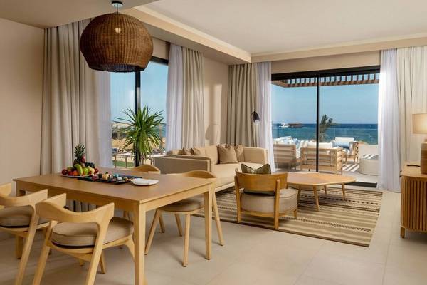 Innenansicht der Suite im Jaz Elite Amara Hotel mit Blick auf das Meer.