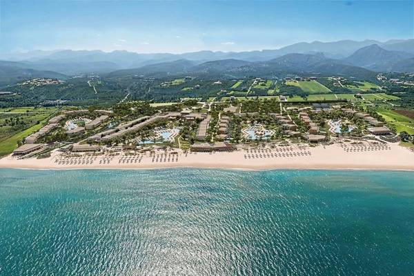 Luftaufnahme des Ikos Kissamos Hotels an der Küste