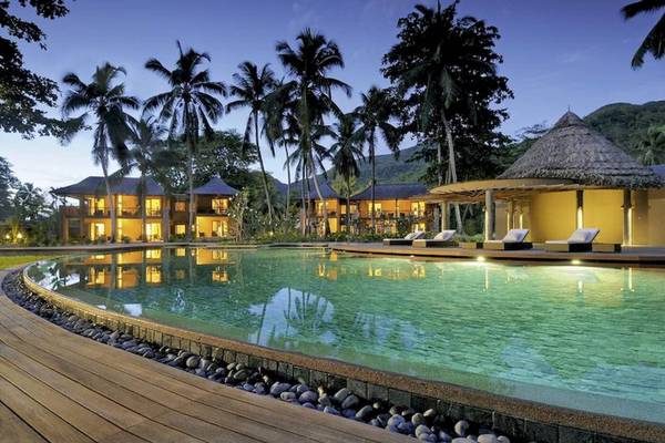 Constance Ephelia Resort Pool bei Nacht mit Beleuchtung und Gebäuden im Hintergrund.
