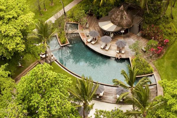 Constance Ephelia Resort Pool von oben mit Lounge-Bereichen und schirmen.