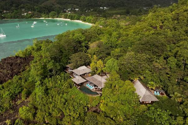Luftaufnahme des Constance Ephelia Resorts mit Blick auf den Strand und das Meer.