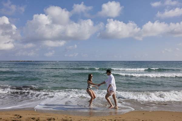 Paar auf Strand bei Wellen im Atlantica Beach Resort Kos