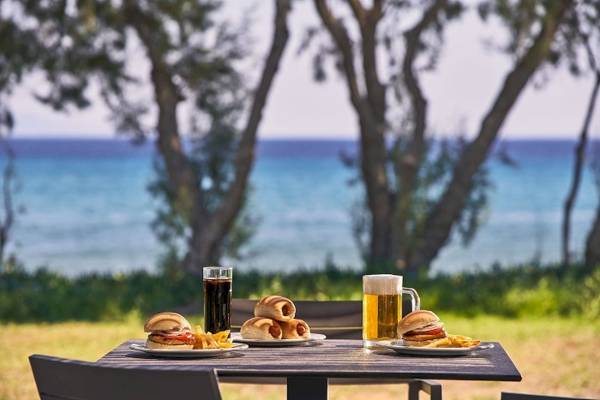 Tisch mit Essen und Getränken am Strand im Atlantica Beach Resort Kos.