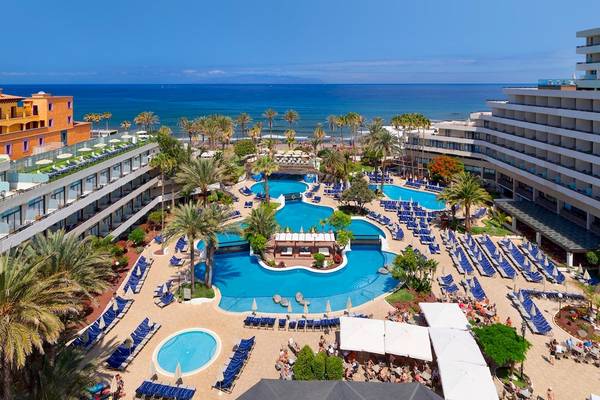 Aussenansicht des H10 Conquistador Hotels mit Swimmingpool und Liegebereichen.