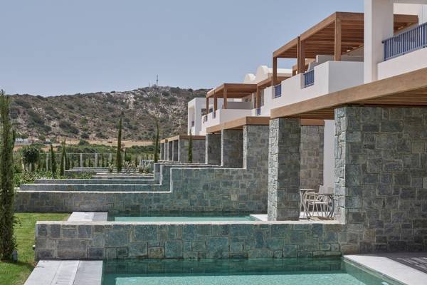 Atlantica Beach Resort Kos mit Swimmingpool und Terrassen im Vordergrund.