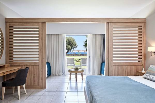 Innenansicht eines Zimmers im Atlantica Beach Resort Kos mit Blick auf das Meer.