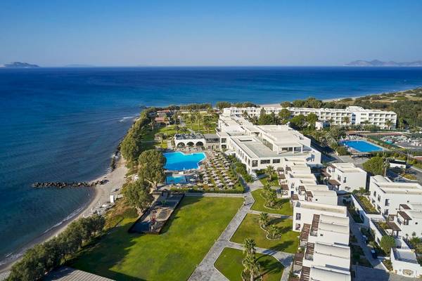Luftaufnahme des Atlantica Beach Resort Kos mit Swimmingpools und Blick aufs Meer.